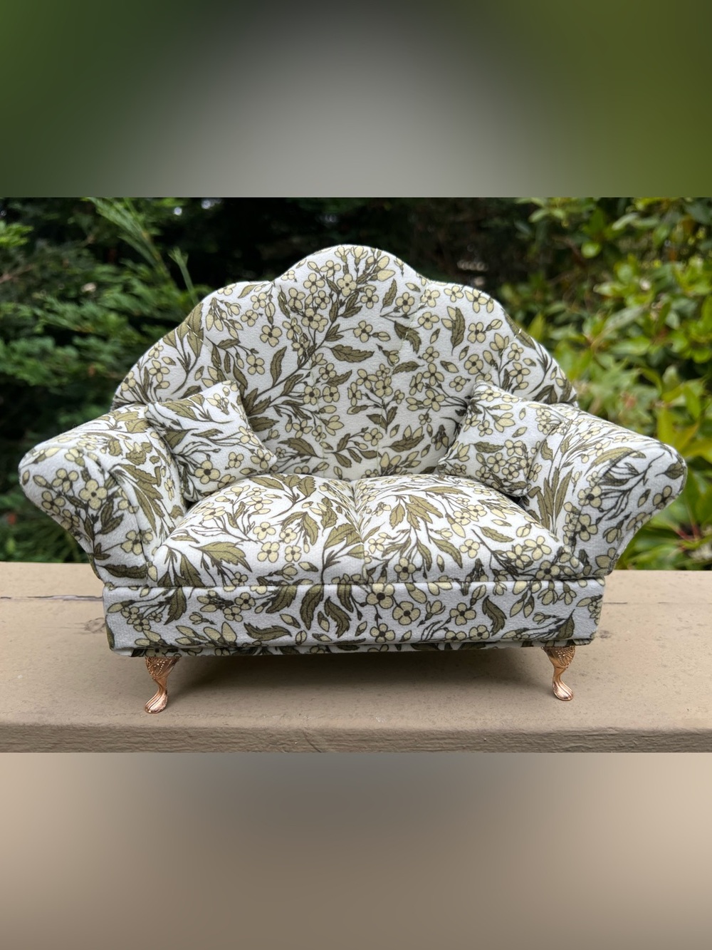 Green Floral Velour Love Seat Jewelry Display Case